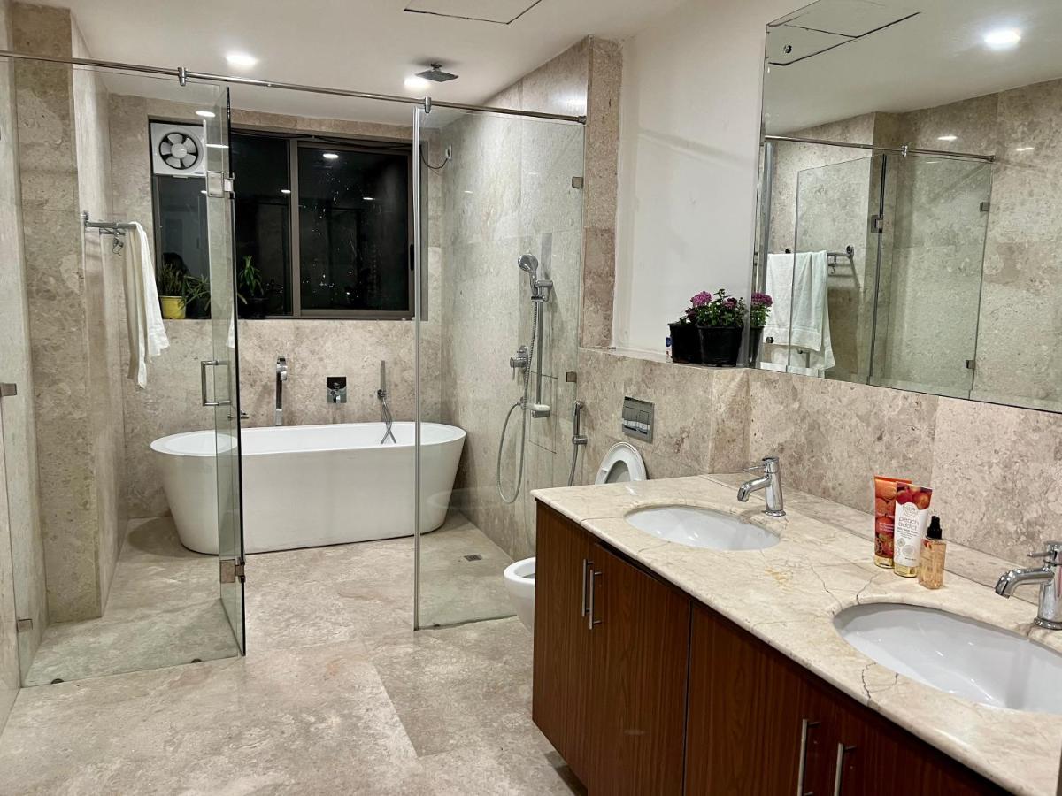 Maison d'hôtes Luxury Master Bedroom With Bathtub N Private Entry Best For Parties